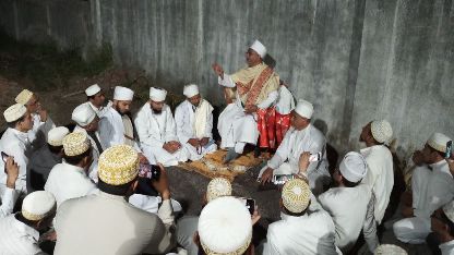 Aqaa Maulaa doing Bayaan on Muqaddas Maulaa outside his Rawzah Mubaarakah